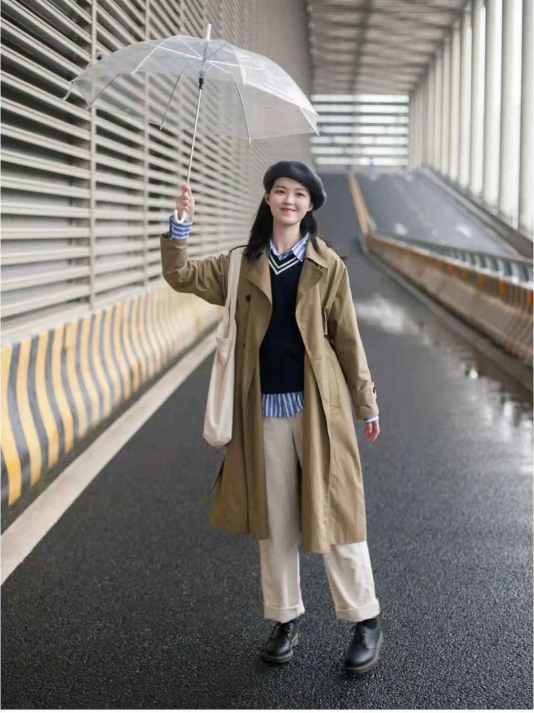 秋天白色裤子配什么颜色上衣好看