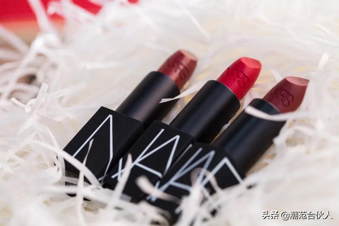 李佳琦omg这个产品也太好用了吧,李佳琦被称为美妆界的代名词