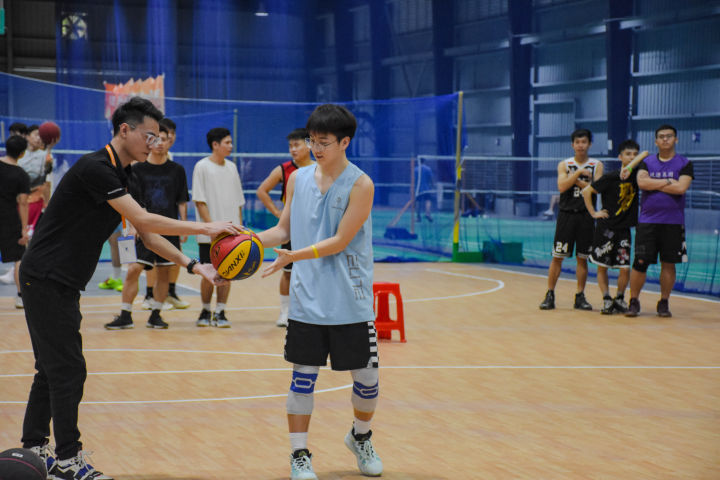 在叩丁狼1024怎么过？当然是“打爆”校长，挑战高颜值篮球博主