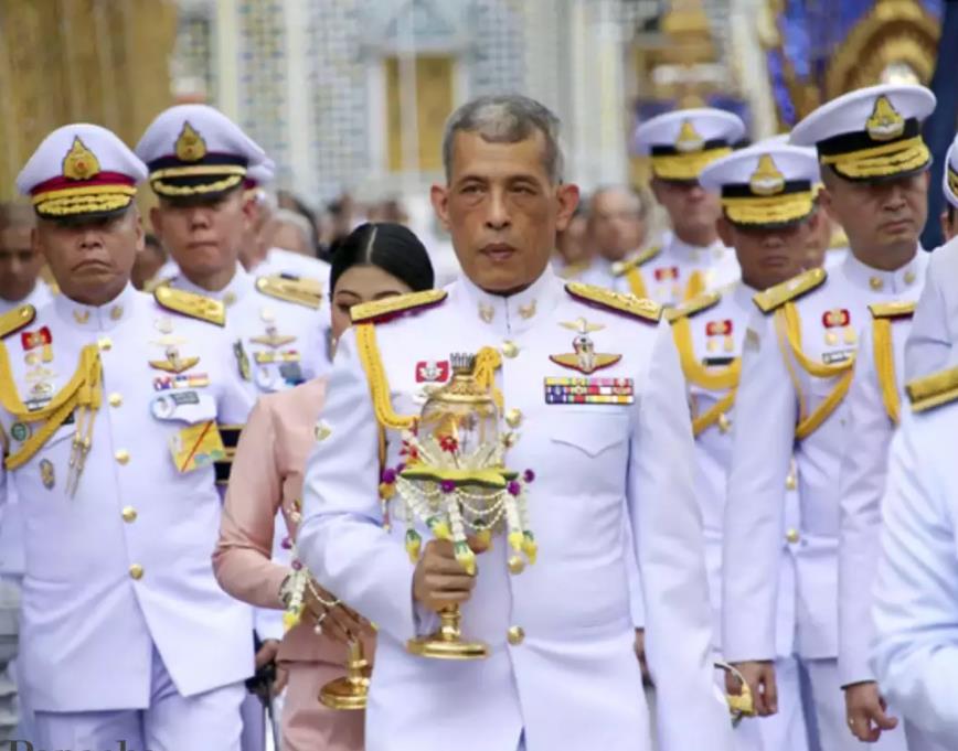 68岁泰王给玉佛擦身,泰国玉佛