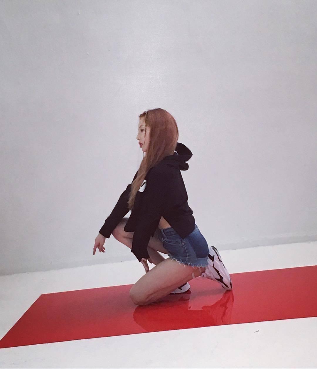 小野马金泫雅穿长靴,小野马金泫雅银色吊带