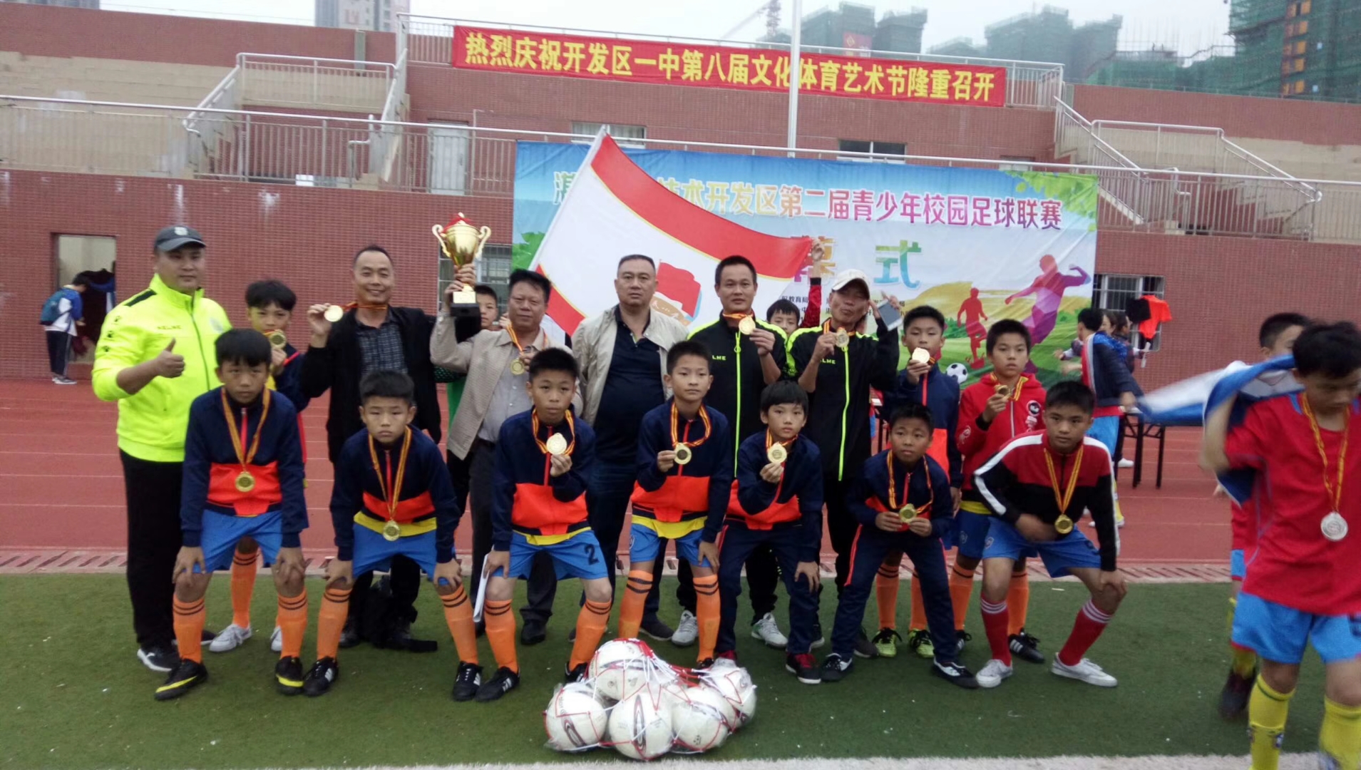 足球比赛作文六年级点面结合,多彩的活动六年级作文足球比赛