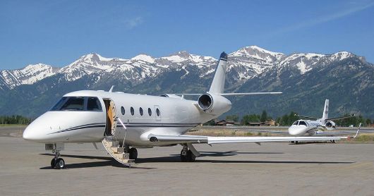 疫情肆虐,穷人无处可逃,富人们订私人飞机,请私人医生检测