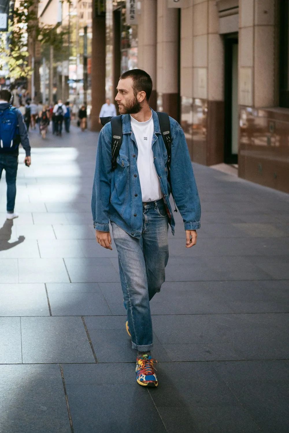 运动鞋牛仔裤和什么上衣搭配男生,牛仔裤运动鞋搭配毛呢大衣