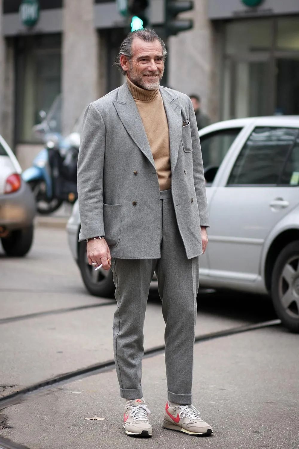 男士西装打底衫搭配运动鞋,西装牛仔裤可以搭配男运动鞋