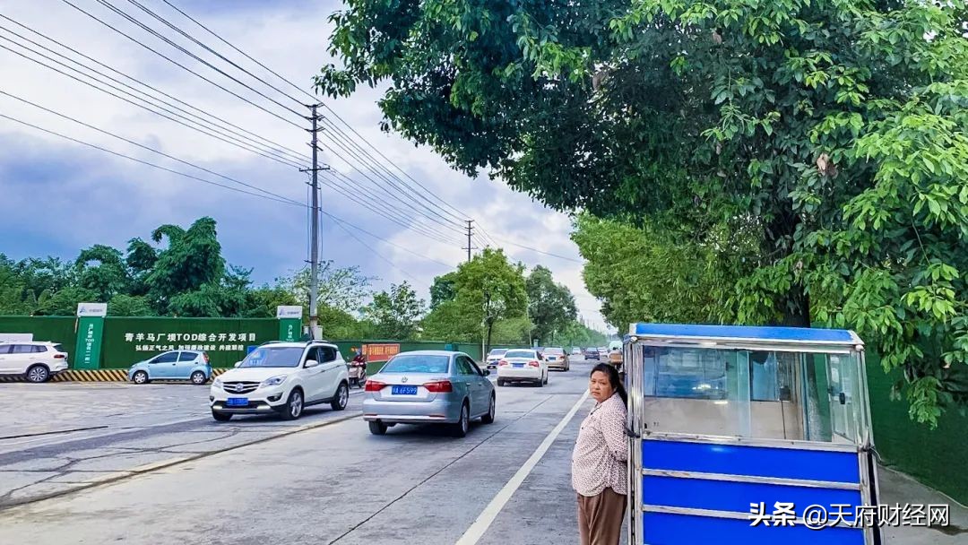 繁华VS荒凉，成都光华大道“真空地带”下的城市奇观