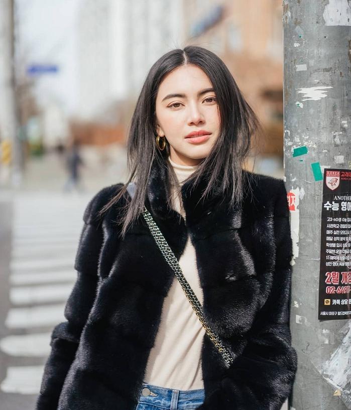 连续入围全球最美面孔的泰国影后，将毛皮大衣配匡威鞋，格外时髦
