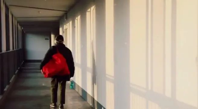 91岁裸模入行9年，儿女直骂：“不要脸！死了也不会给你收尸！”