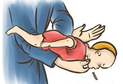 宝宝误吞弹珠有6天了还没拉出来,女童弹珠卡喉妈妈海姆立克急救法