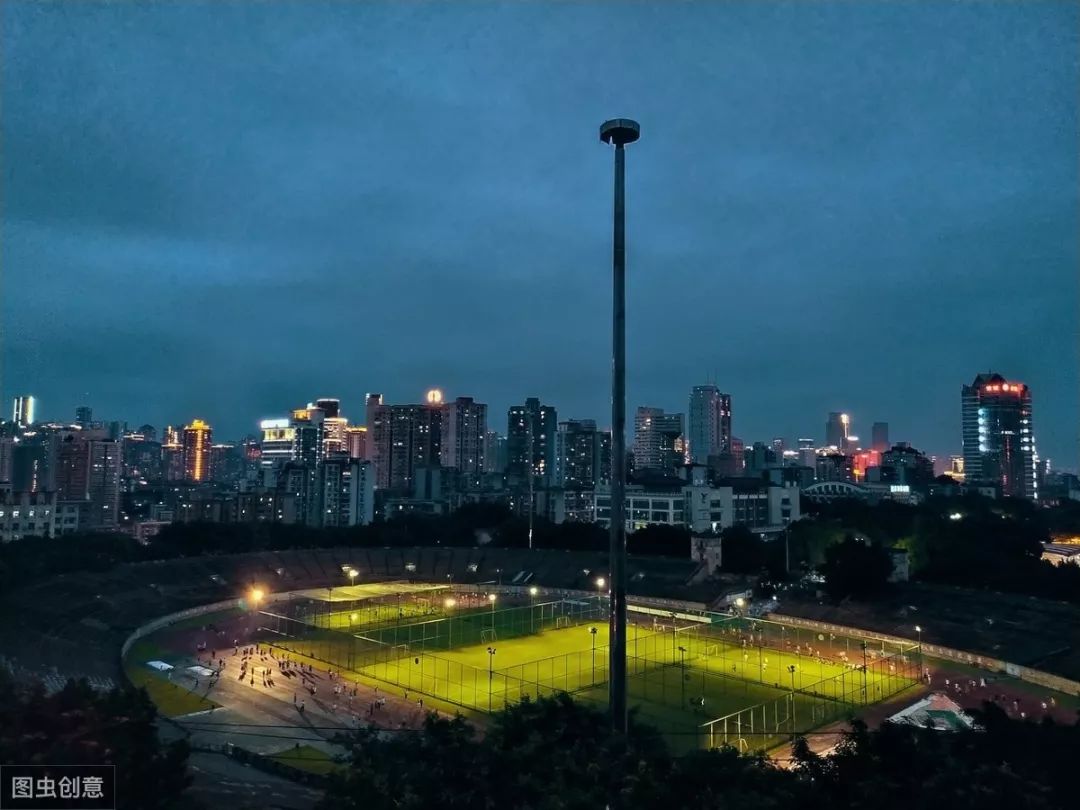 大田湾体育场贺龙雕像照片,贺龙体育场