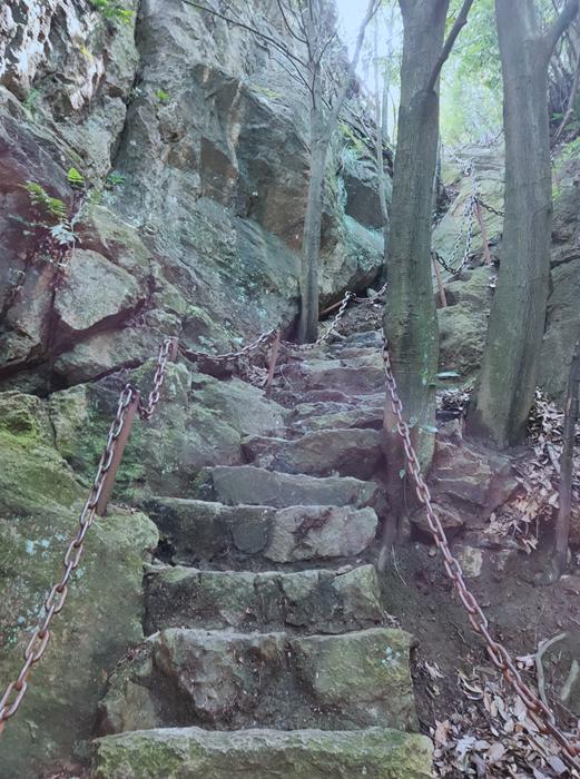 金华这座1.5亿高龄的山峰，浓翠蔽日，风清月朗，还有试胆石等你去挑战