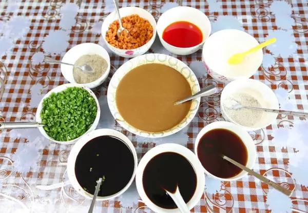 时隔一年又吃上武汉热干面,红油热干面和麻酱热干面