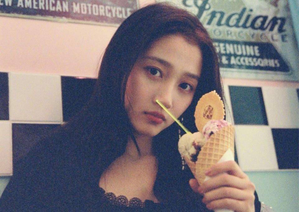 关晓彤素颜起床片段,关晓彤深夜秀香肩