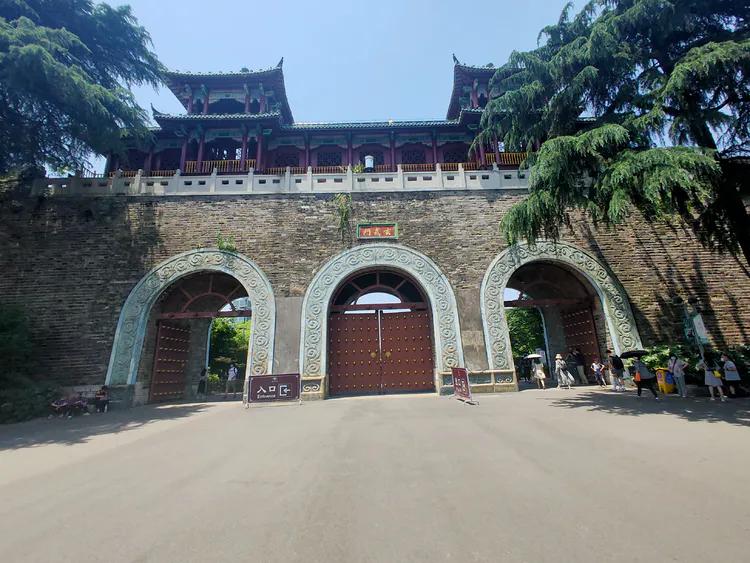 曾作为禁地，与外界隔绝二百六十多年的“玄武湖”，今日锣鼓喧天