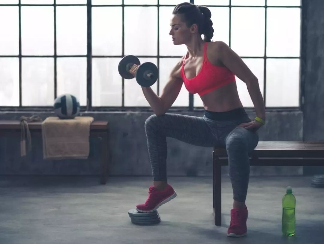 一副哑铃，让你在家也能刺激全身肌肉