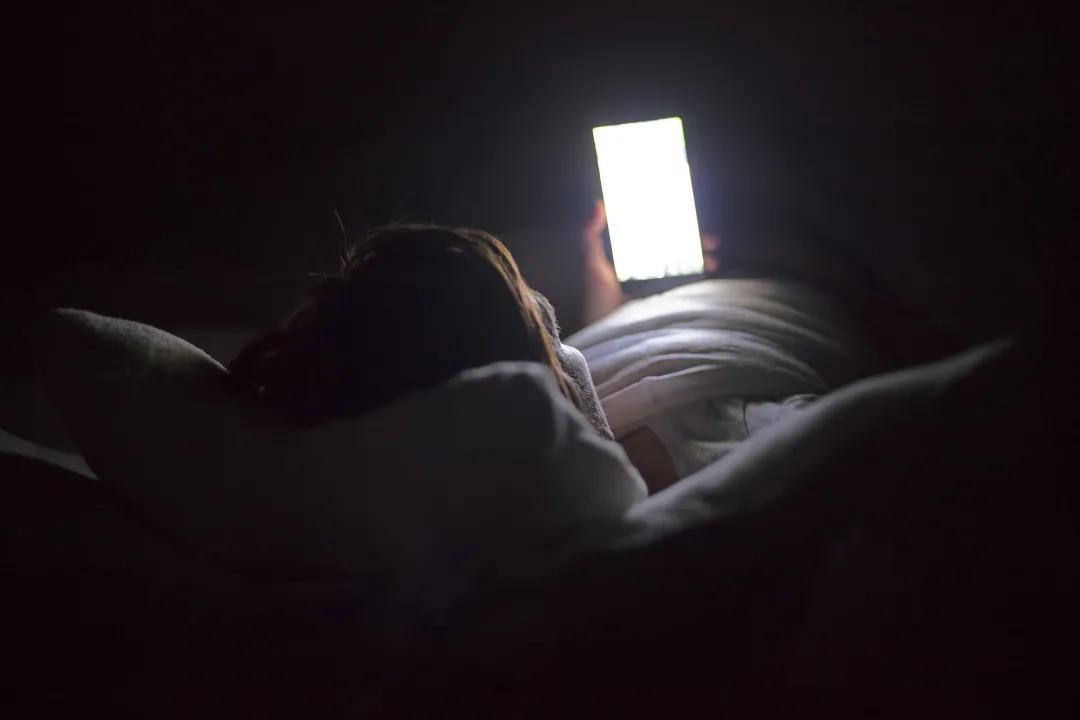 忍不住看前任社交圈,放不下前任的朋友圈的行为