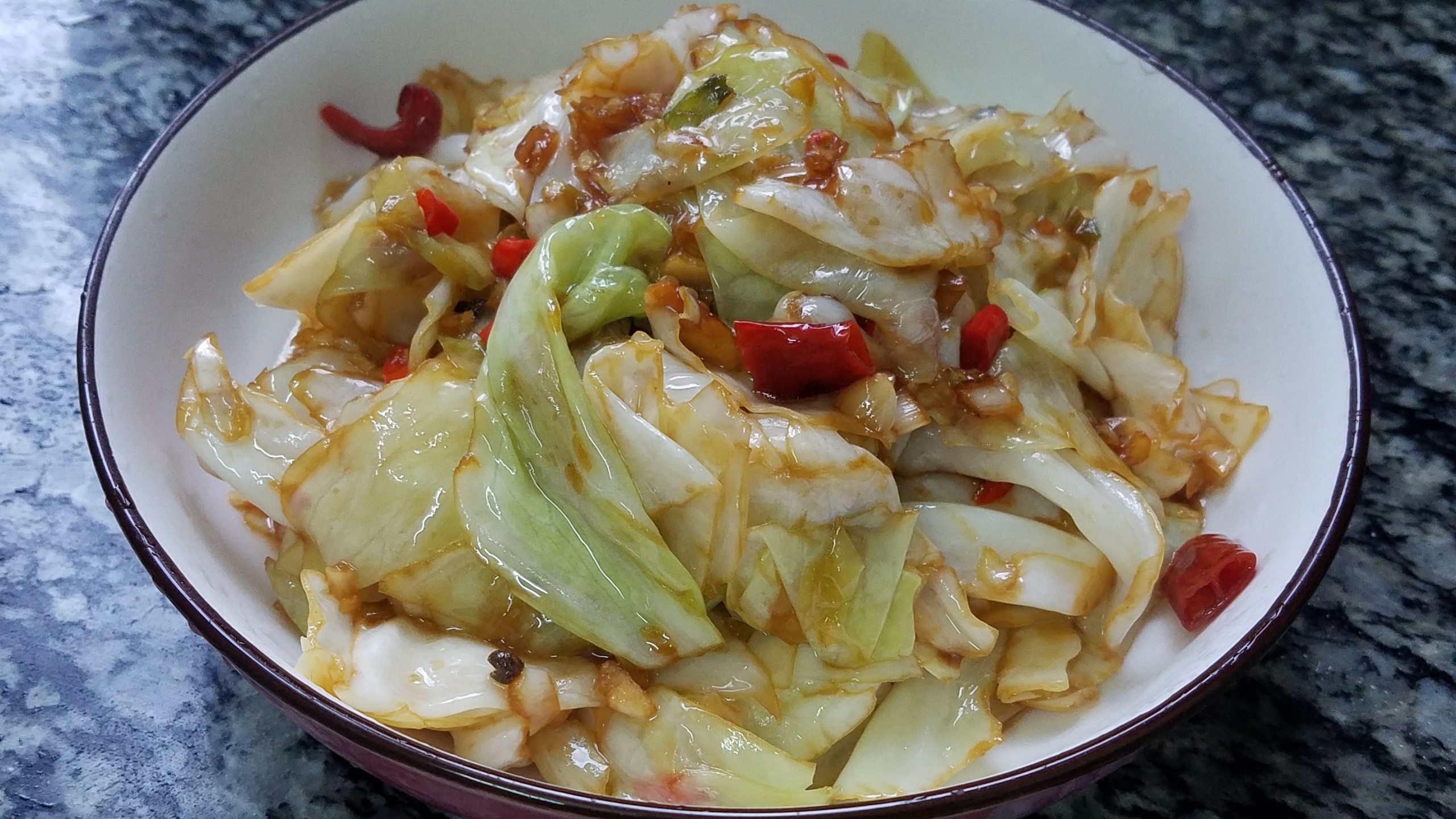 包菜怎样做好吃家常做法,包菜怎么做好吃又简单方便呢