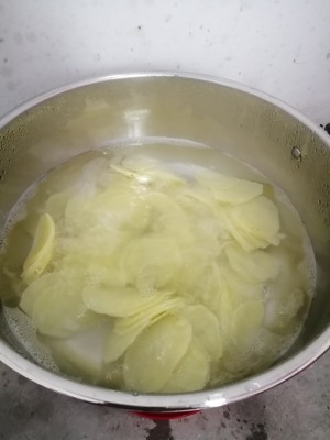 自制炸薯片变酸了,怎样炸薯片才能把薯片炸得嘎嘣脆