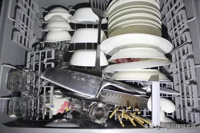 回家过年被父母嫌弃的他拿出了这些东西,父母泪目