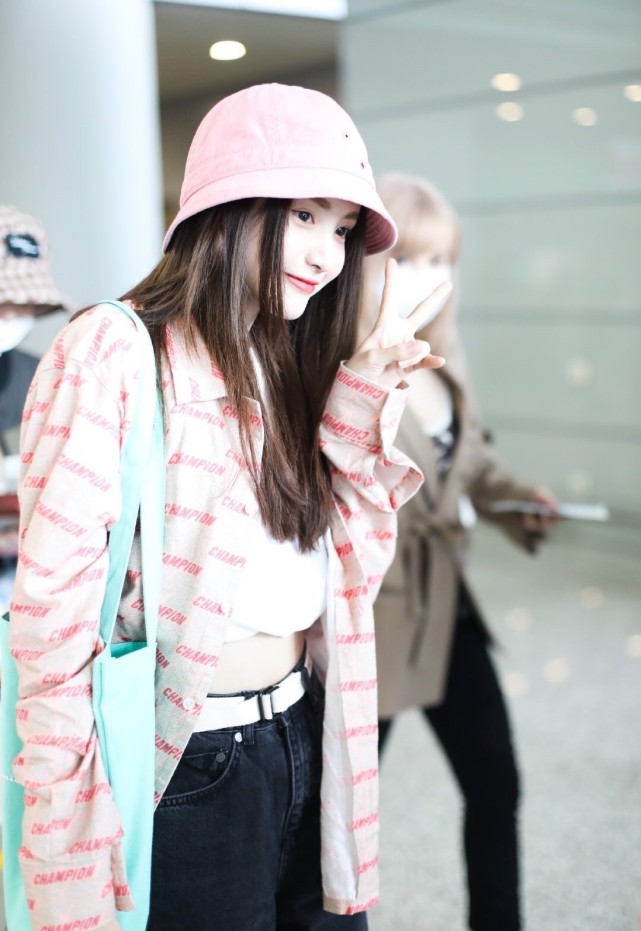 “元气少女”林小宅增肥成功，粉嫩系穿搭现身机场，少女感满满