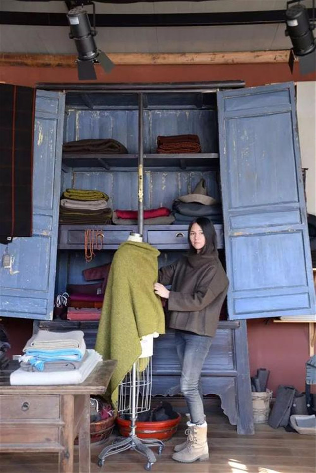 美国女孩藏区寻根，征服LV、爱马仕，一条围巾卖万元带牧民致富