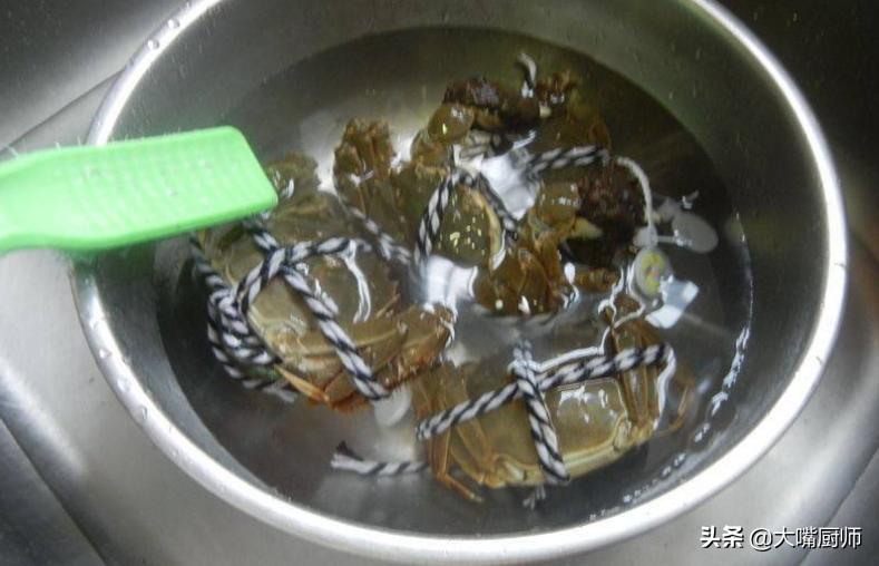 怎么蒸大闸蟹不掉腿不流黄,水煮大闸蟹怎么做不会流黄