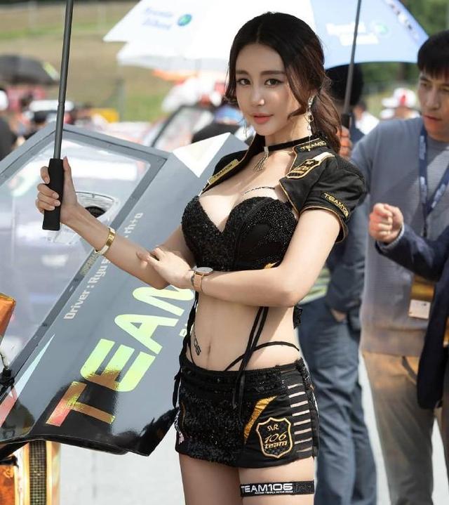 女朋友逛街说脚疼怎么回,女生逛街脚痛男生应该怎么办