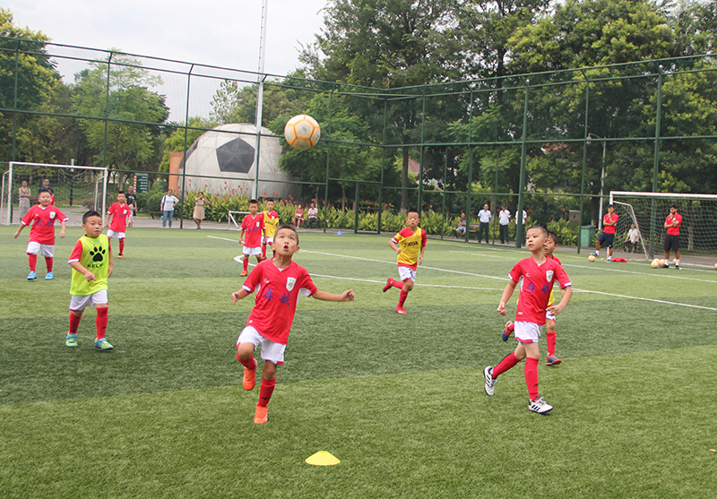 巴萨夏令营报名,南充奥航足球俱乐部训练营