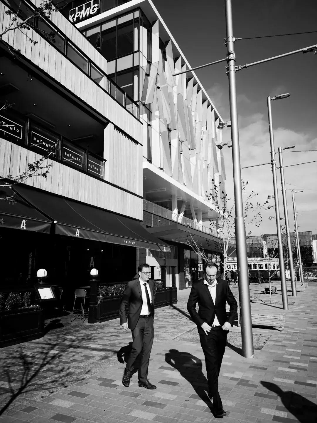 纸上的光影和字：6月30日，来看中国20位诗人的街拍摄影展