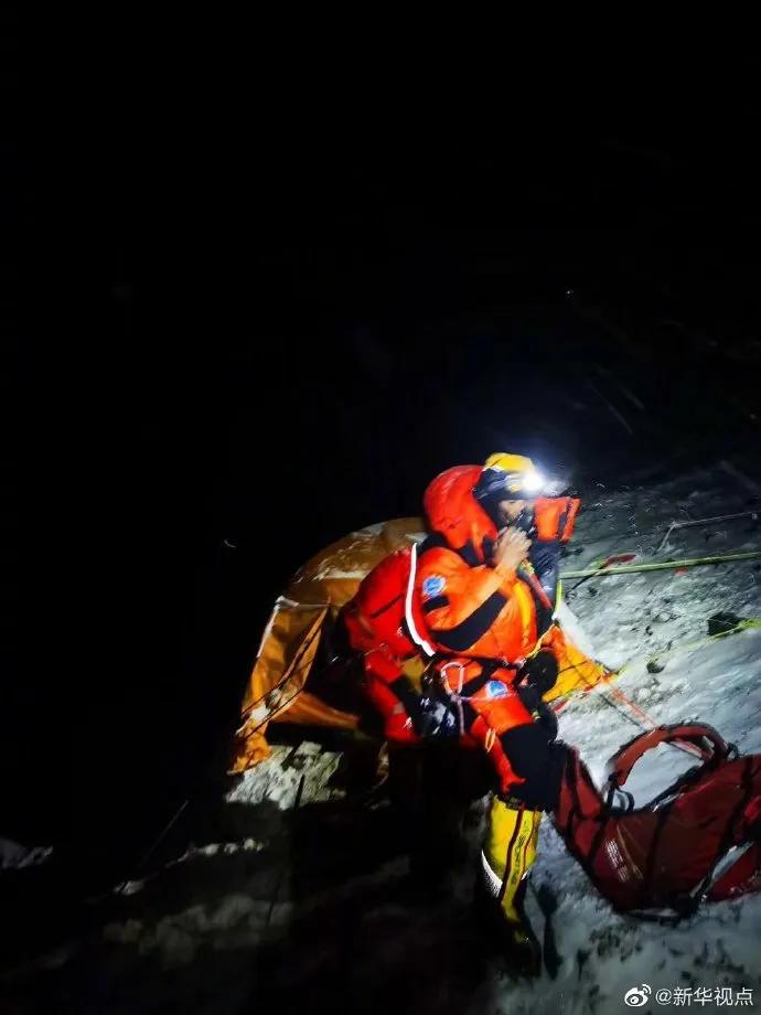 成功登顶引惊呼图片,登顶成功现场图太震撼了