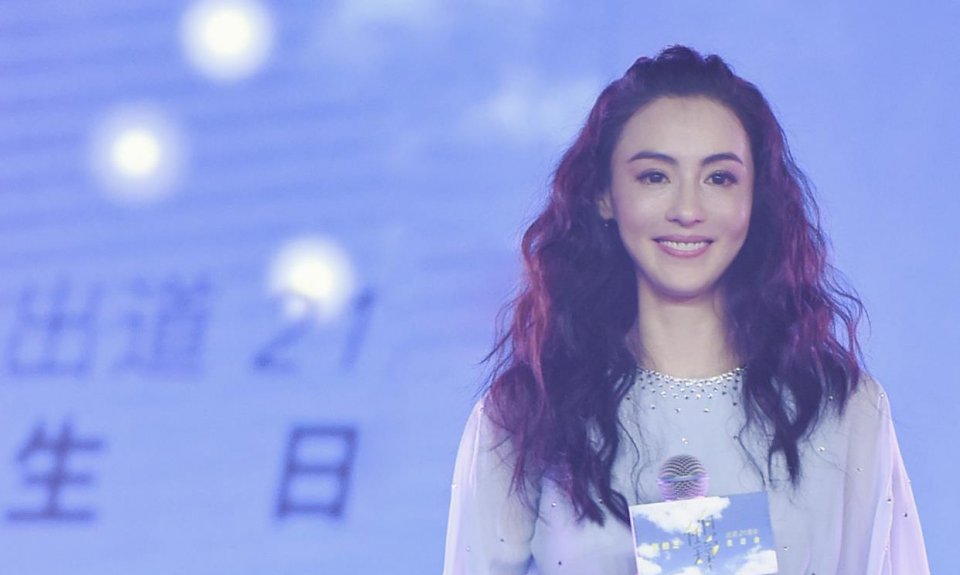 张柏芝晒12岁次子帅照,张柏芝戴墨镜帅照