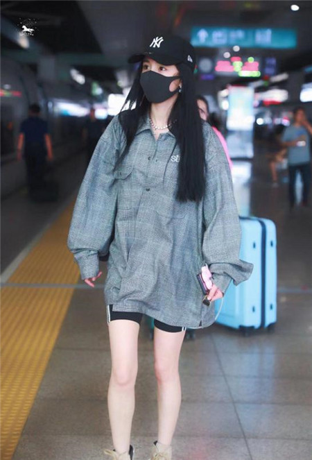 杨幂街拍香奈儿金色包包,杨幂街拍女王