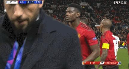 博格巴曼联被踢,博格巴跑动中差点摔倒