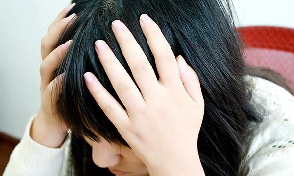 头皮起疙瘩痒一挠还疼,头皮起红疙瘩一碰特别疼