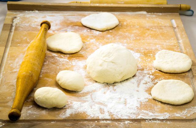 没有酵母粉如何发酵面团,没有酵母面粉怎样发酵最快