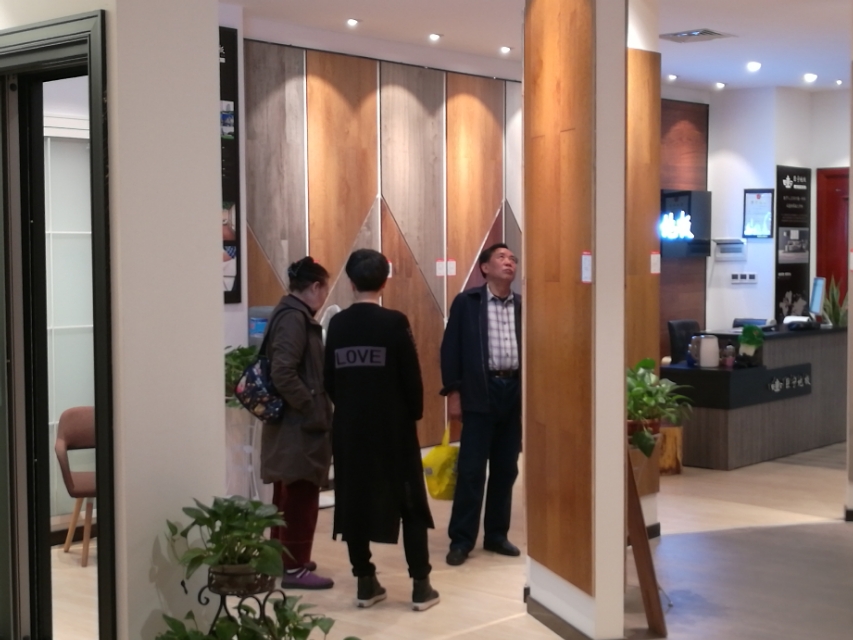 巨宁地板和大自然地板哪个好,巨宁地板和圣象地板哪个好