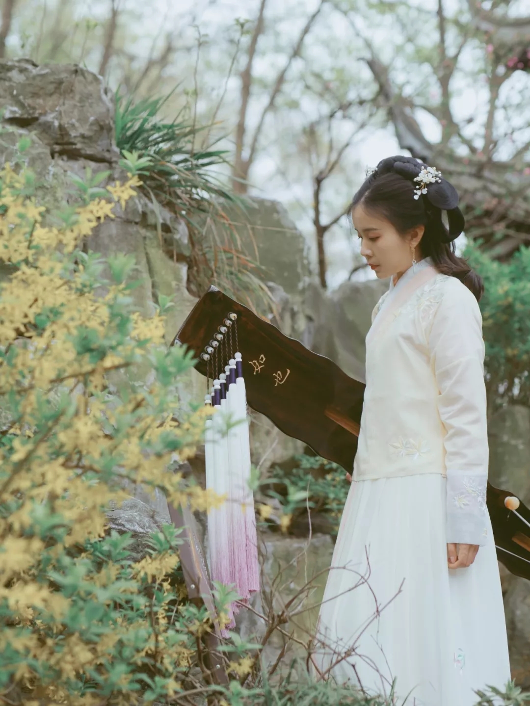 琴棋书画琴为首,雅乐凡尘洗浮华