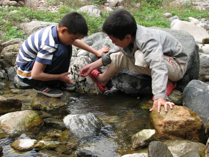 两大一小亲子游玩南川,重庆主城适合小孩玩水抓螃蟹地方