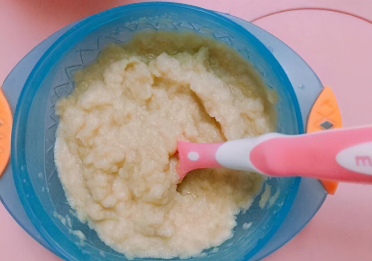 宝宝吃的第一口辅食米粉如何选,宝宝的第一口辅食吃什么米糊