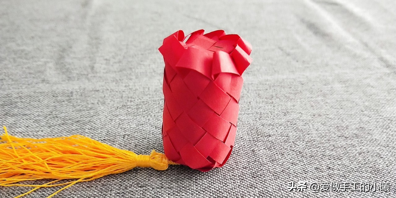 用折星星的纸条做灯笼,用纸条折红红的小灯笼