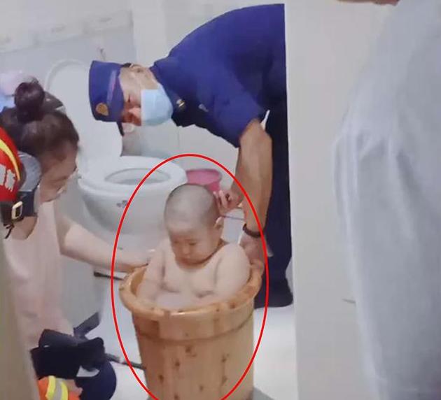 “捕蝇器宝宝”火了,用肉就能夹死苍蝇,妈妈晒视频被吐槽:心大