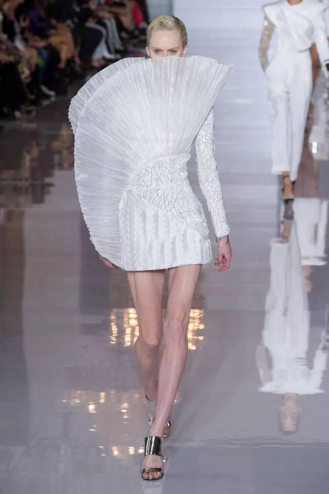 时尚圈刮起环保风,再也不怕衣服有褶皱