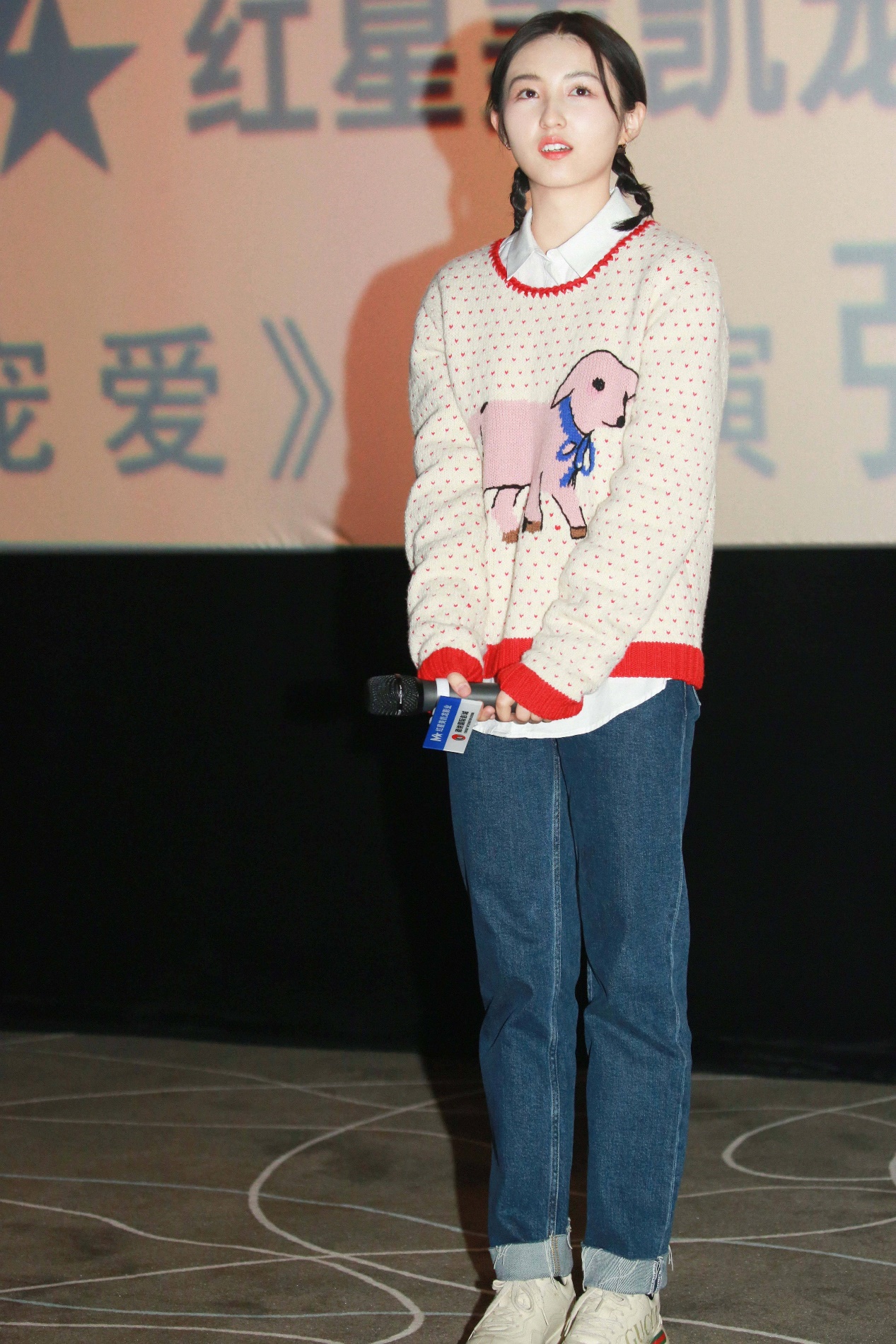 张子枫背大牌包包现身机场,张子枫穿西装现身机场