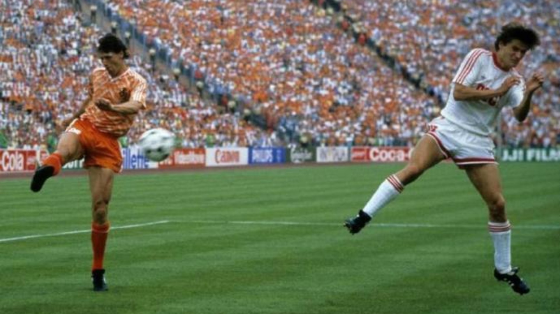 克鲁伊维特评价马拉多纳,克鲁伊夫还是马拉多纳厉害