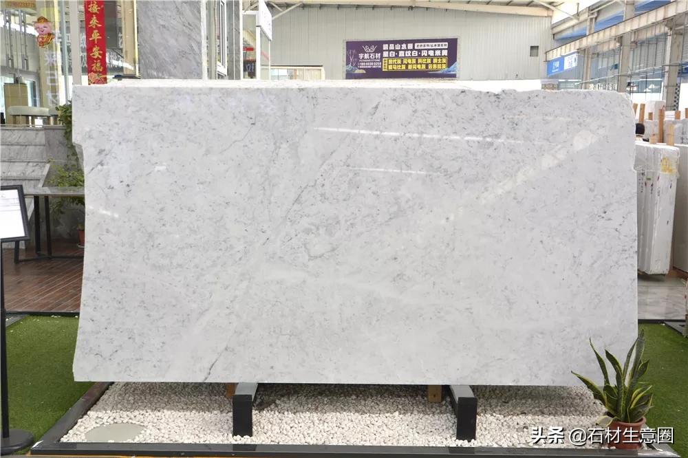 岩板选择卡拉拉塔白还是鱼肚白,卡拉拉白通体大理石