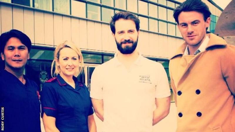 曼联训练营的柯蒂斯从车祸中苏醒，他突然说出一口流利的法语