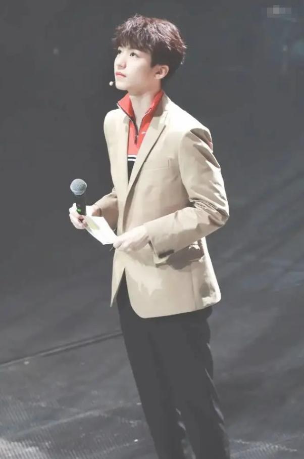 王俊凯长筒马靴写真,王俊凯穿长筒靴的照片