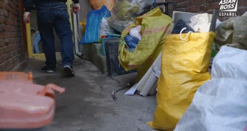 7旬老太太家里堆垃圾场,82岁老妇住地下室五年