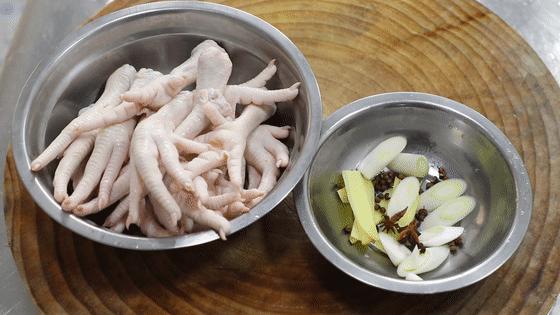 做虎皮鸡爪小火炸还是大火,虎皮鸡爪要不要焯水再炸