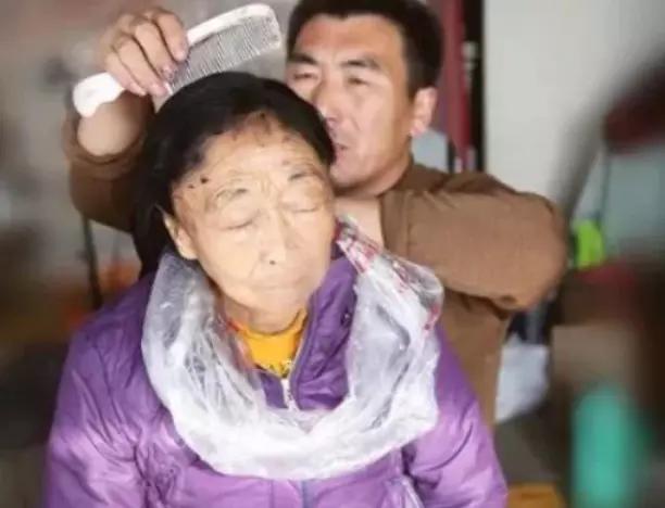 65岁整容老太太现状,60岁老太为爱整容成20岁少女